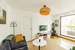 BRIGHT 37m for 2 with BALCONY in Paris!